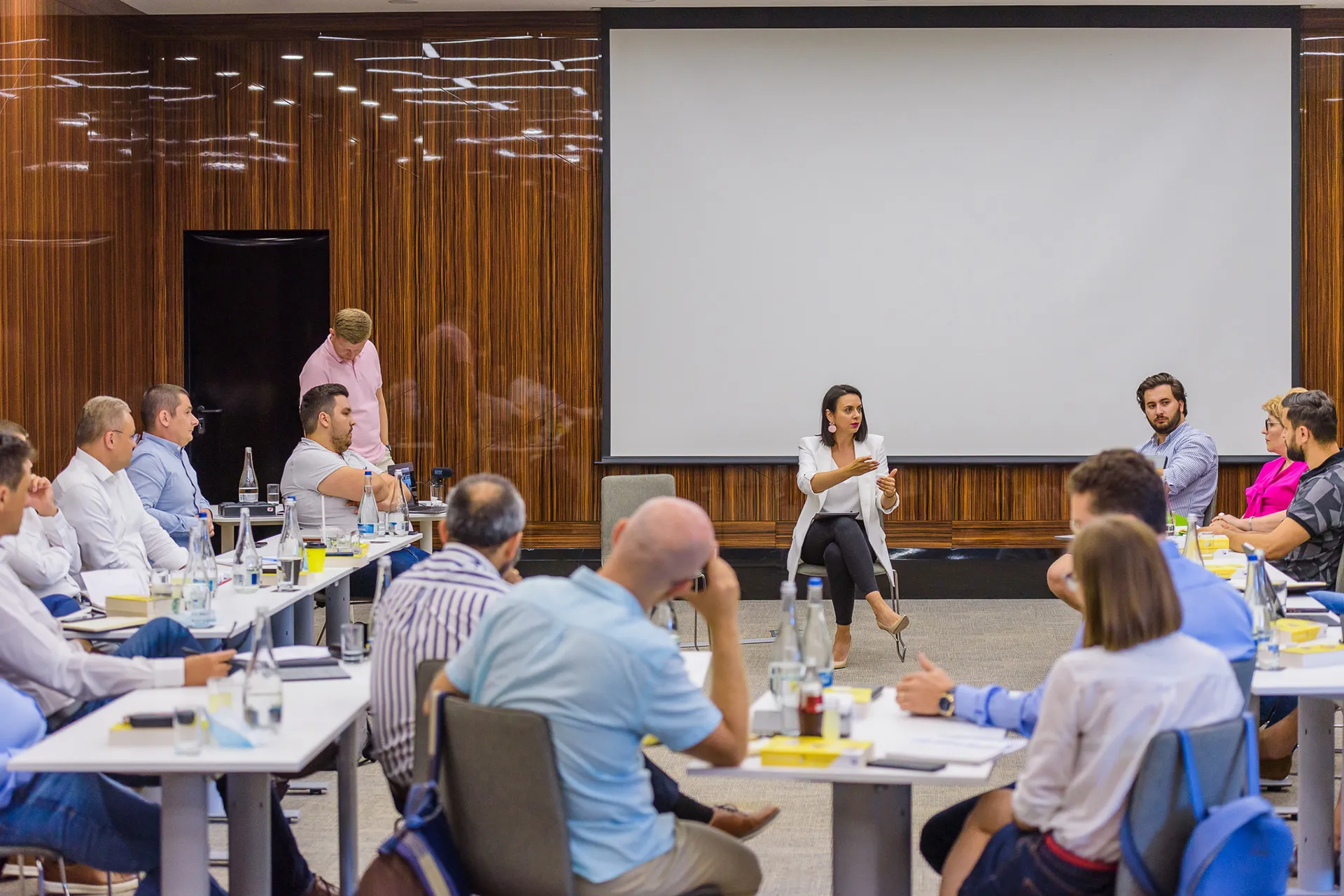 Diana Crisan Diana Crișan într-un workshop cu o echipă